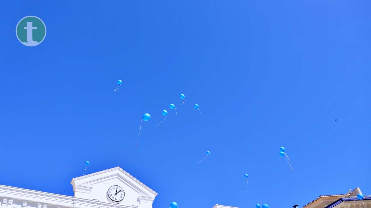 Decenas de globos vuelan por el cielo de Tomelloso para conmemorar el Día Mundial del Parkinson