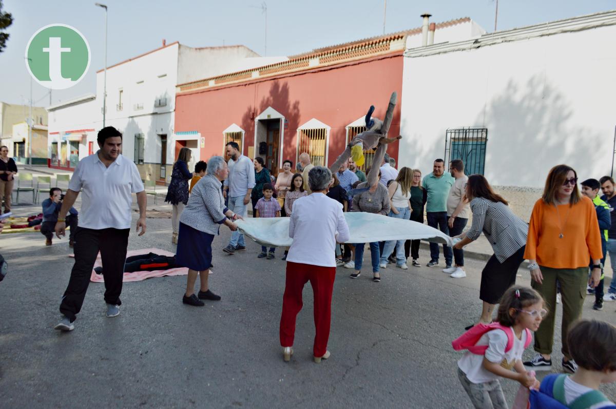 El Barrio de Maternidad celebra el fin de la Cuaresma con el tradicional manteo del pelele