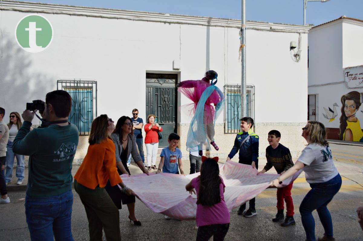 El Barrio de Maternidad celebra el fin de la Cuaresma con el tradicional manteo del pelele