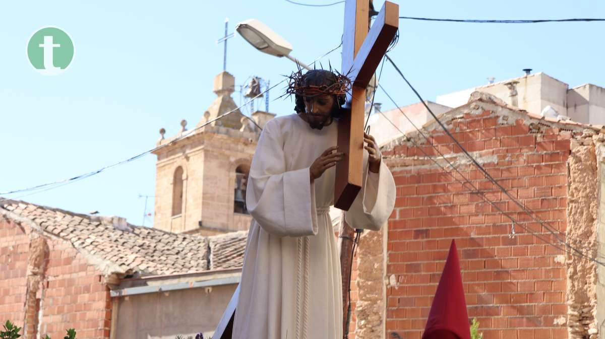 La procesión 'Camino del Calvario' brilla con una luz radiante de Viernes Santo en Tomelloso