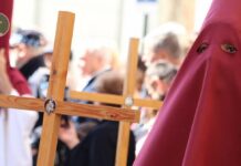 La procesión ‘Camino del Calvario’ brilla con una luz radiante de Viernes Santo en Tomelloso