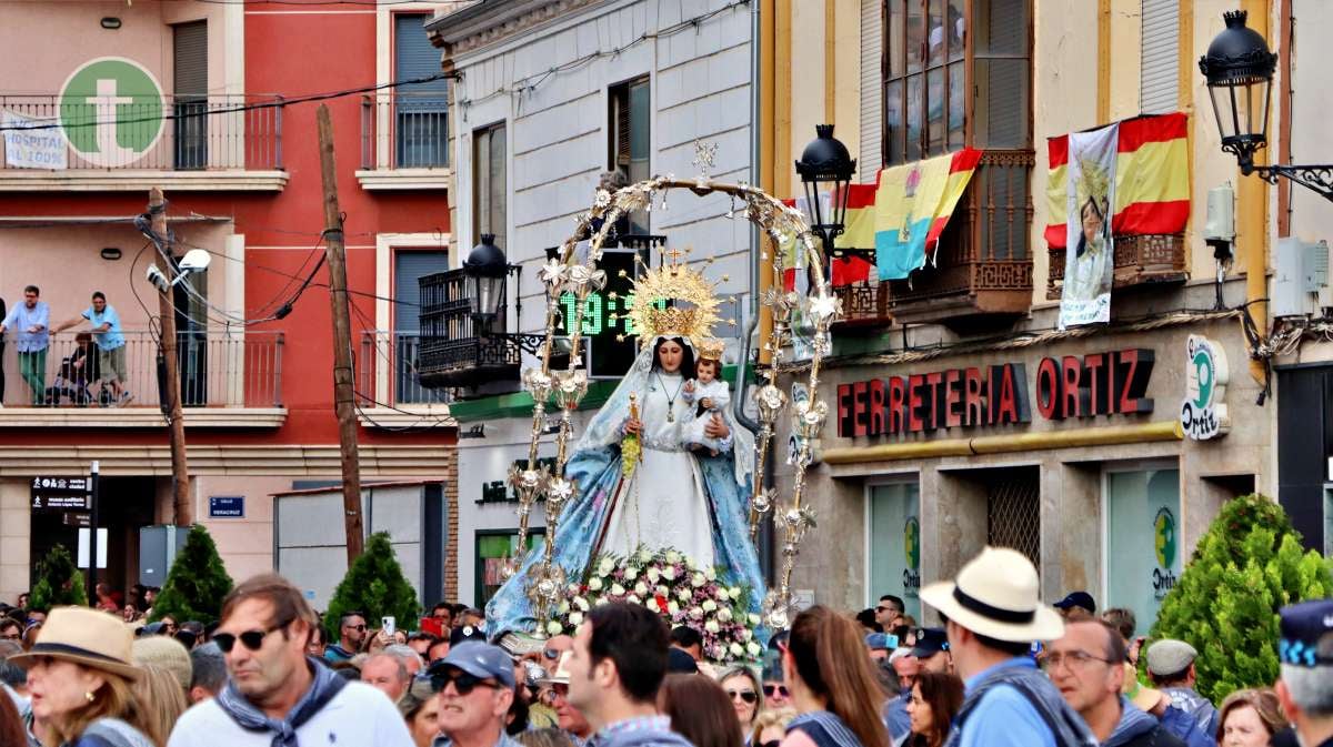 Multitudinario regreso de la Virgen de las Viñas a la plaza de España de Tomelloso