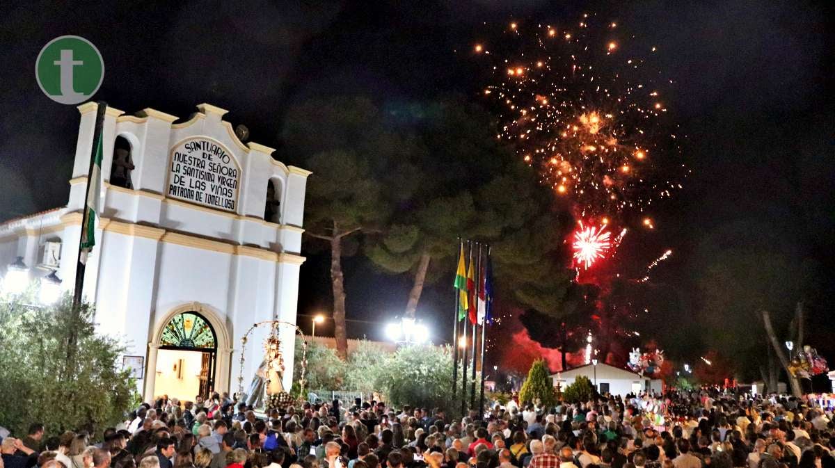 Noche mágica entre el fervor de la multitud en la Procesión de las Antorchas de la romería de Tomelloso