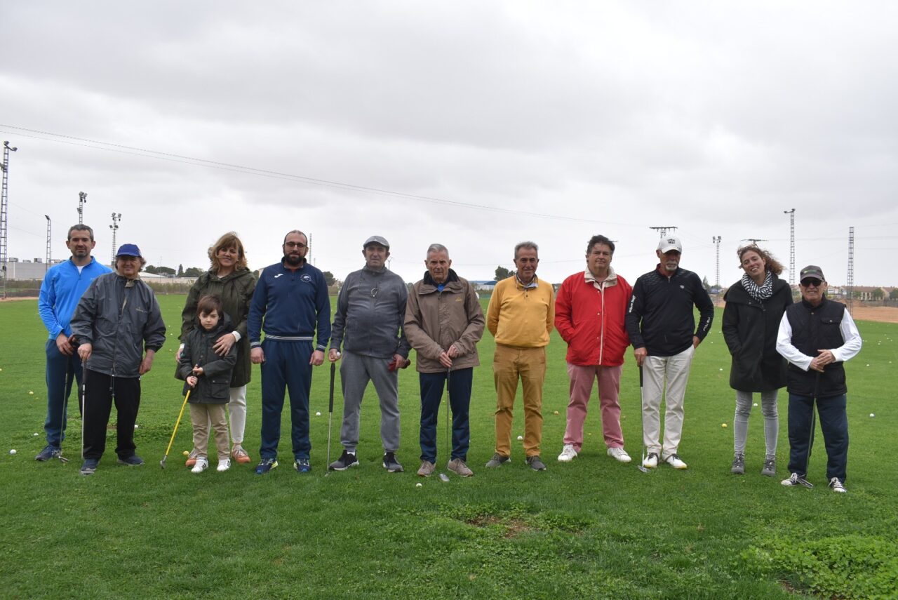 Afectados de parkinson disfrutan en Tomelloso del golf como terapia para su enfermedad