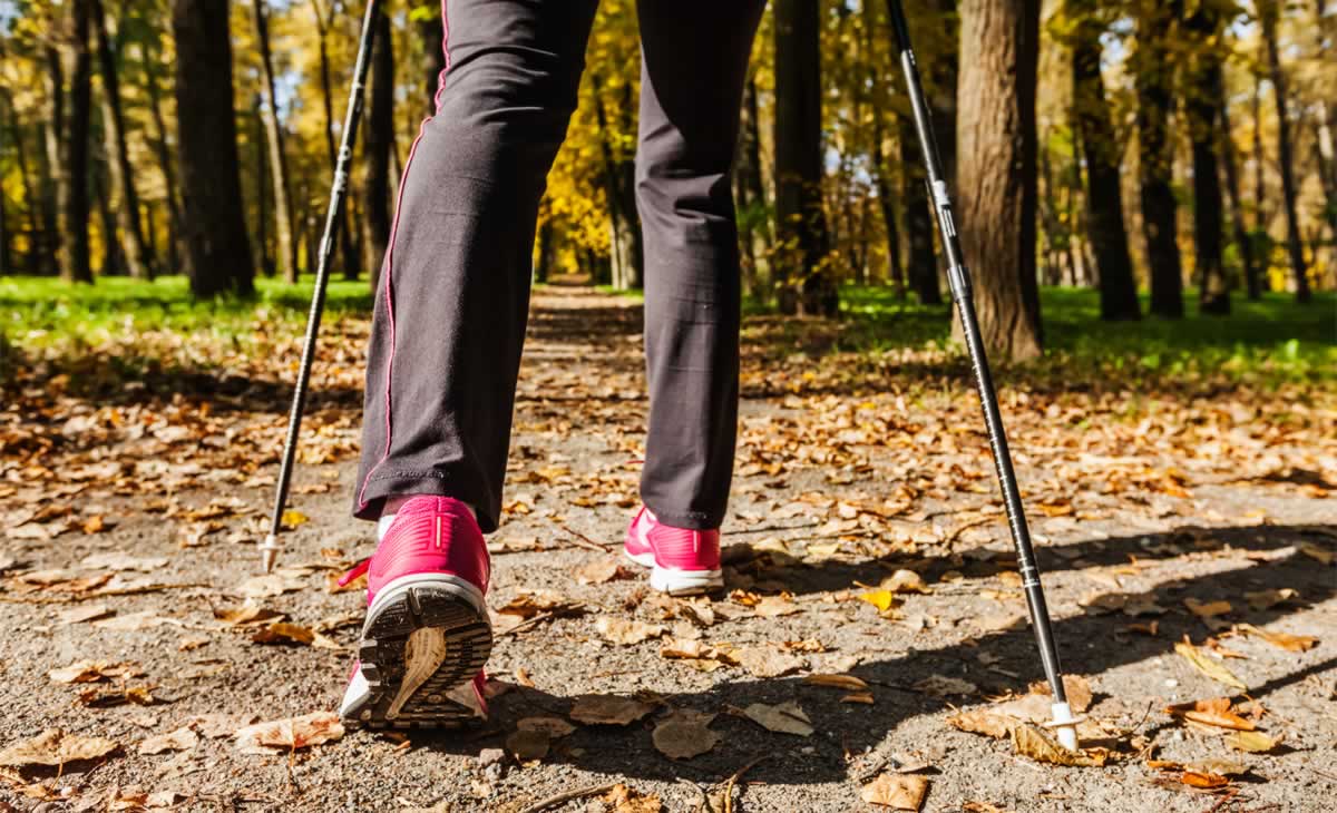 Marcha nórdica: ¿Qué ventajas tiene caminar con bastones?