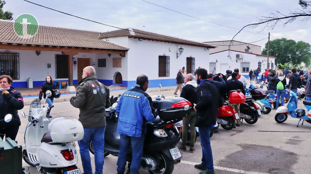 200 Vespas se reúnen en Tomelloso en la VIII Ruta del Vino en Vespa
