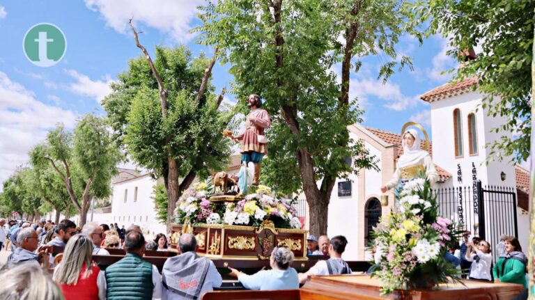 San Isidro y su procesión acompañado de tractores, plato fuerte de esta ya consolidada segunda romería de Tomelloso