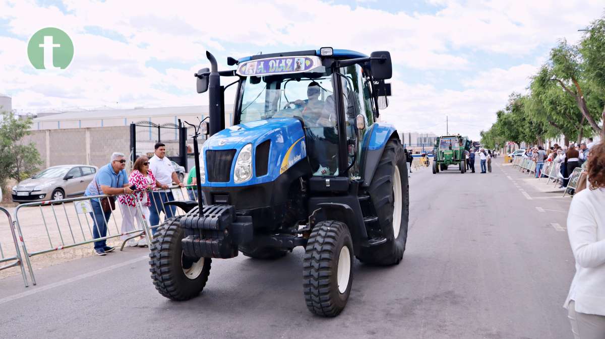 San Isidro y su procesión acompañado de tractores, plato fuerte de esta ya consolidada segunda romería de Tomelloso