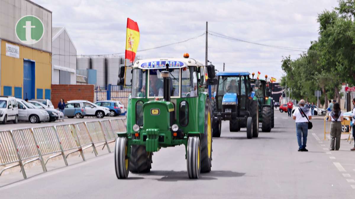 San Isidro y su procesión acompañado de tractores, plato fuerte de esta ya consolidada segunda romería de Tomelloso