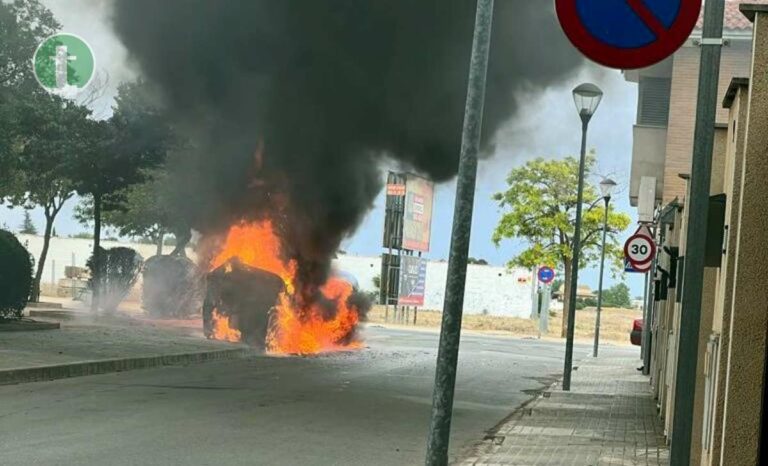 Los bomberos de Tomelloso sofocan un incendio de contenedores en la calle Arenal