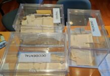 El recuento del voto exterior empieza este viernes, con nueve escaños que pueden alterar las mayorías