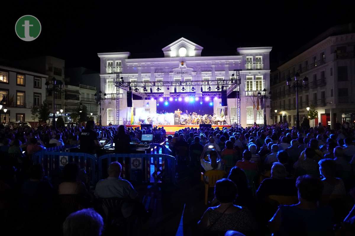 La Unión Musical de Tomelloso y Luis Muñoz llenan la Plaza de España con un concierto conmovedor