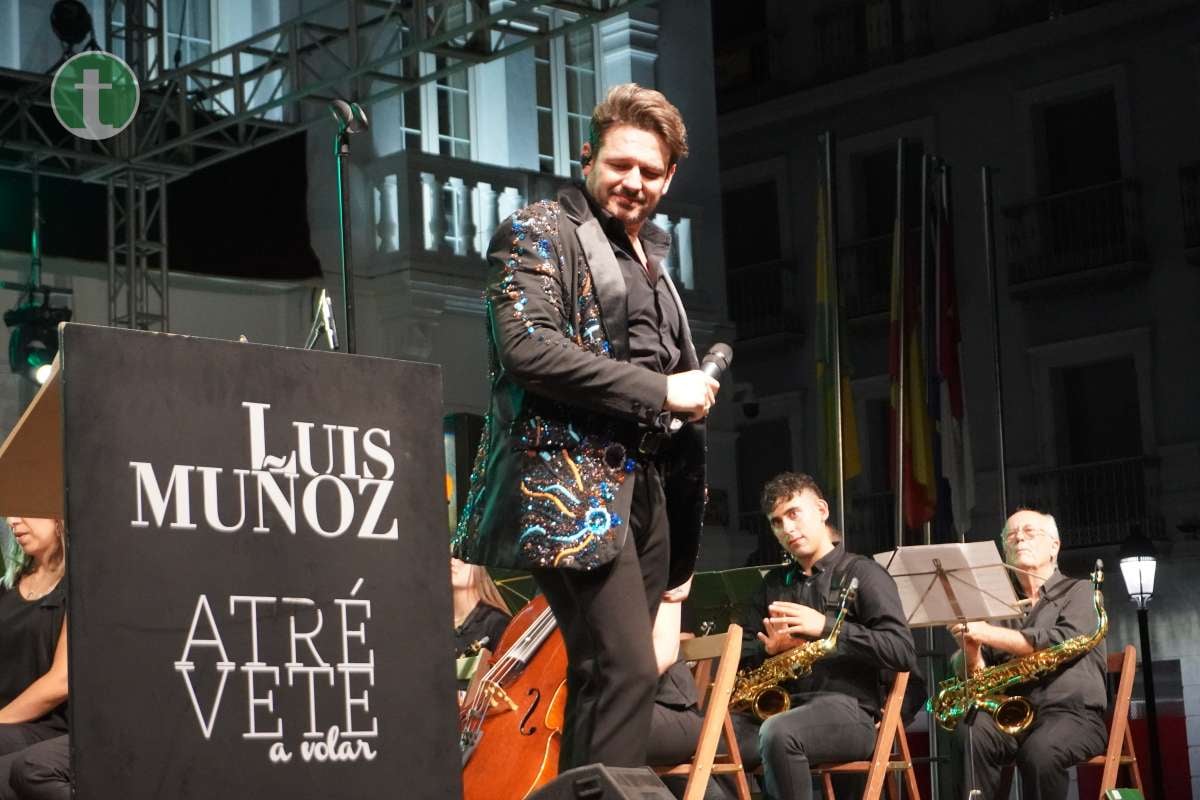 La Unión Musical de Tomelloso y Luis Muñoz llenan la Plaza de España con un concierto conmovedor