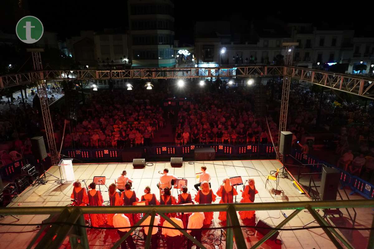 El Festival de Coros Rocieros llena la Plaza de España de Tomelloso de arte y mucho salero