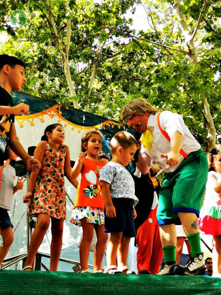 El payaso Pichelín deslumbra a los más pequeños en la Feria de Tomelloso