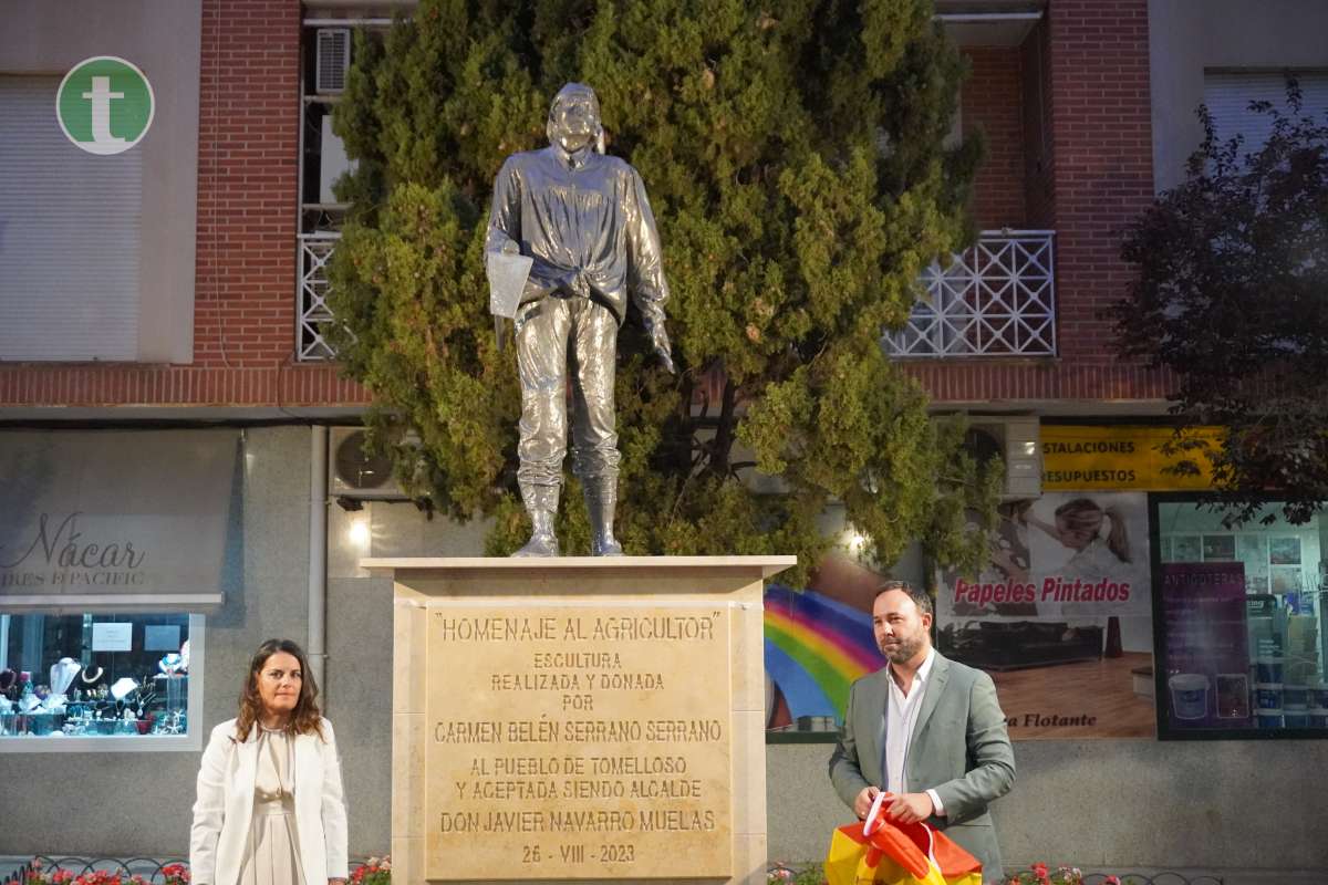 Inaugurada la escultura en homenaje al agricultor "símbolo y raíz de la ciudad de Tomelloso"