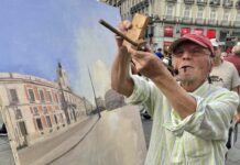 Madrileños y turistas se acercan a la Puerta del Sol para ver pintar a Antonio López: «Es nuestro nuevo Velázquez»