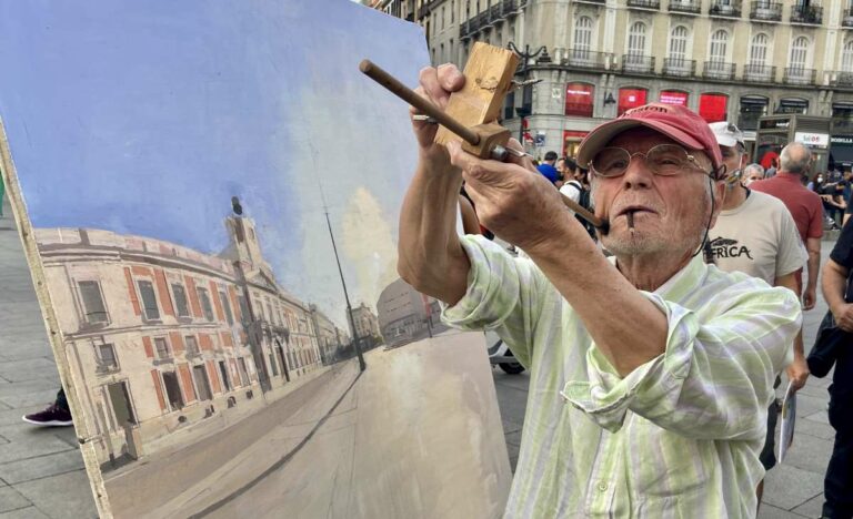Madrileños y turistas se acercan a la Puerta del Sol para ver pintar a Antonio López: «Es nuestro nuevo Velázquez»
