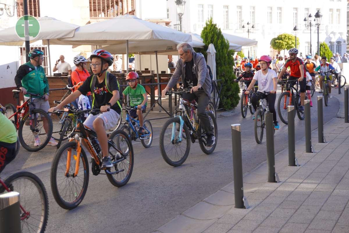 Tomelloso se llena de entusiastas del ciclismo en el "Día de la Bici"