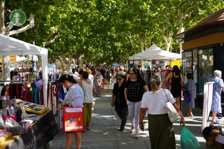 El Paseo de las Moreras a rebosar de tomelloseros con el Mercadillo Final de Temporada