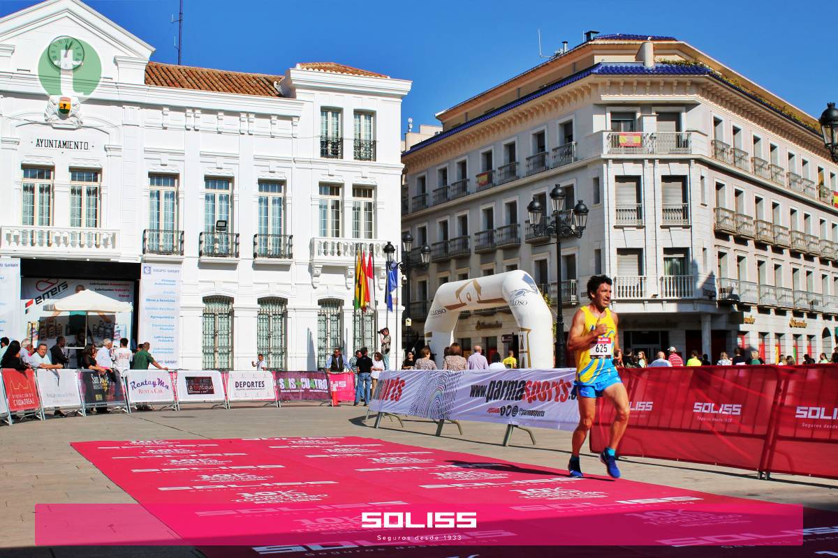 Fotos 10K CorrenTomelloso 2023: paso por Plaza de España