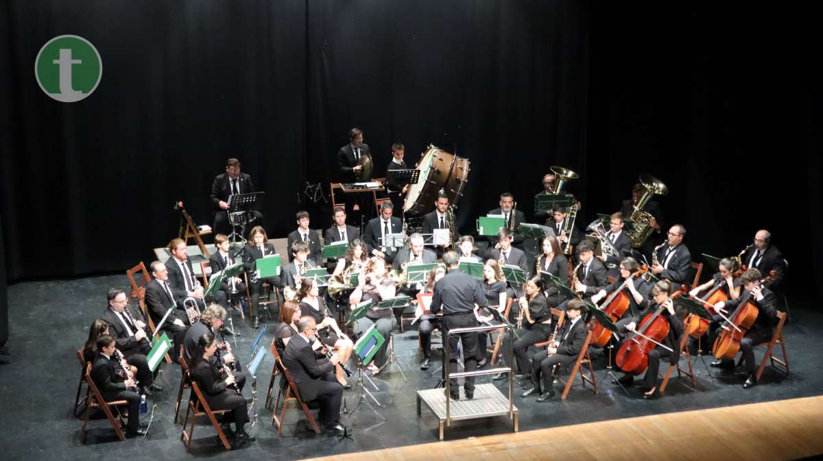 La banda de la U.M. Ciudad de Tomelloso homenajea a las fuerzas armadas con un gran concierto