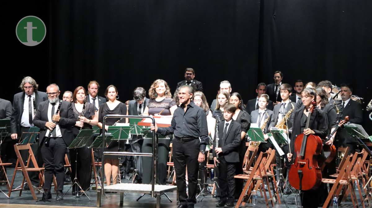 La banda de la U.M. Ciudad de Tomelloso homenajea a las fuerzas armadas con un gran concierto