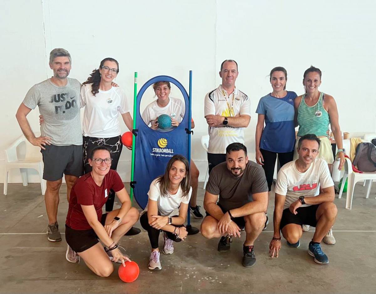 El deporte alternativo ‘Stikbomball’, creado en Tomelloso, conquista tierras extremeñas