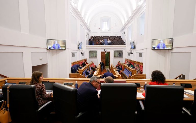 El nuevo estatuto fija en 59 el número máximo de diputados y elimina aforamientos