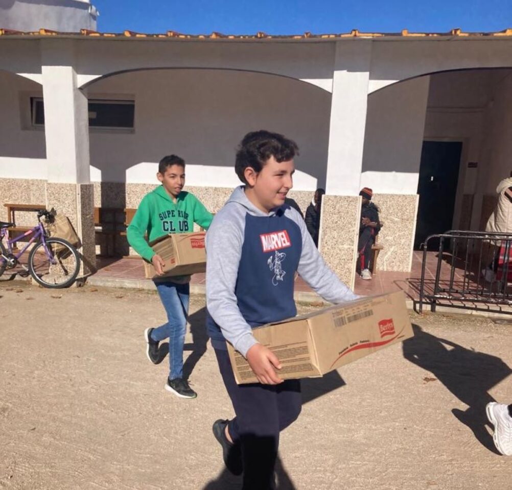 El IES Eladio Cabañero de Tomelloso entrega la ropa y juguetes recaudados a Cáritas, el 'Lorencete' y 'Dulcinea'
