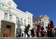 El sol acompaña a Irene Alberca y sus chicas que le ponen ritmo con sus bailes a la Navidad