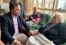 Jacinta Rubio, de 109 años y residente en Fundación Elder, recibe junto al resto de usuarios la visita del equipo de gobierno local