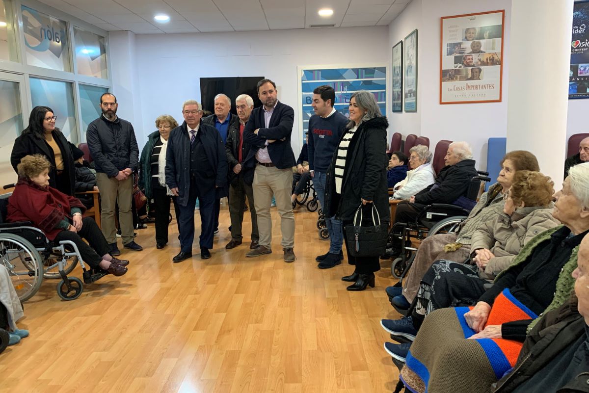 Jacinta Rubio, de 109 años y residente en Fundación Elder, recibe junto al resto de usuarios la visita del equipo de gobierno local