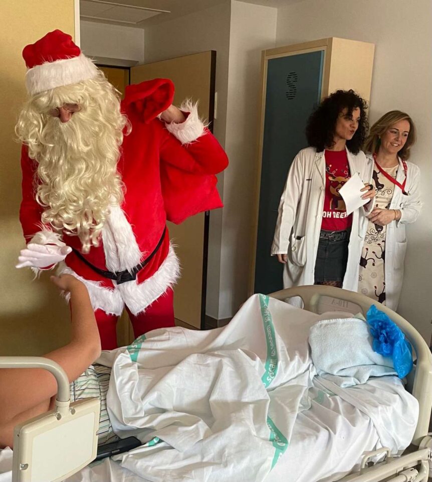 Papá Noel lleva alegría y regalos a los niños en el Hospital de Tomelloso