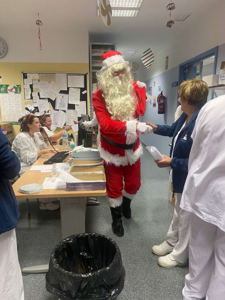 Papá Noel lleva alegría y regalos a los niños en el Hospital de Tomelloso