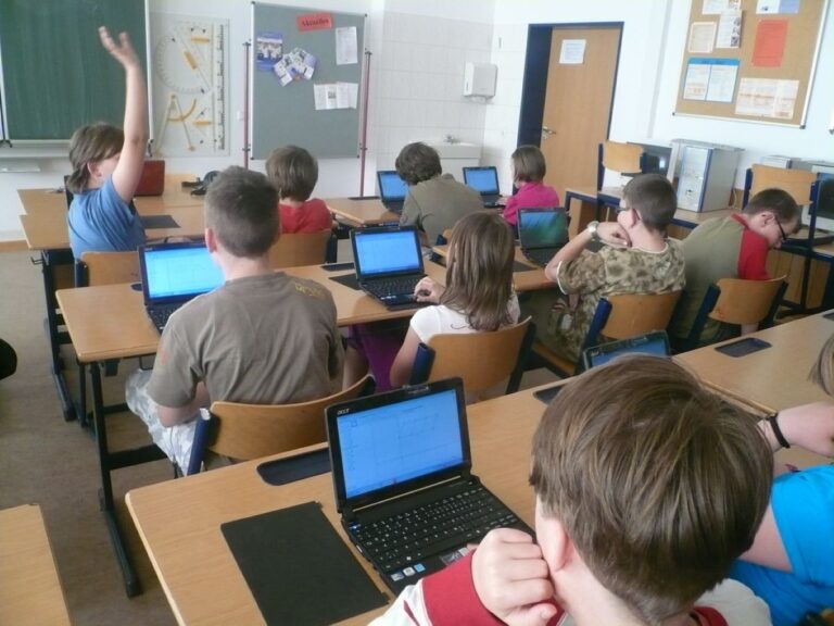 Educación eximirá a los docentes interinos presentarse al examen para continuar en la bolsa de trabajo