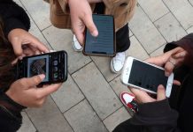 El Gobierno regional, a favor de prohibir los teléfonos móviles en las aulas