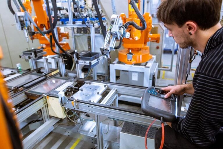 La Junta afirma que más del 80 % de alumnos de FP en C-LM logra trabajo en automoción o fabricación mecánica
