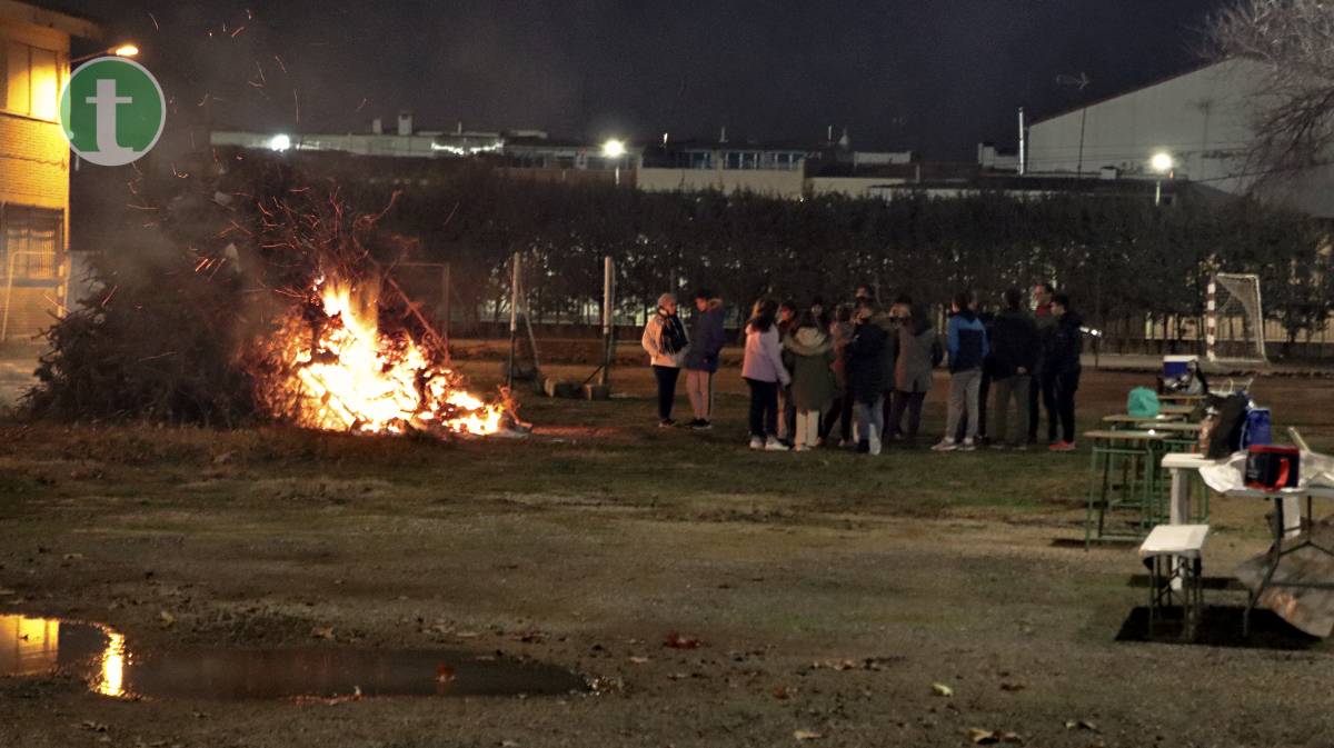 Fuego y humo para una multitudinaria celebración de San Antón en Tomelloso