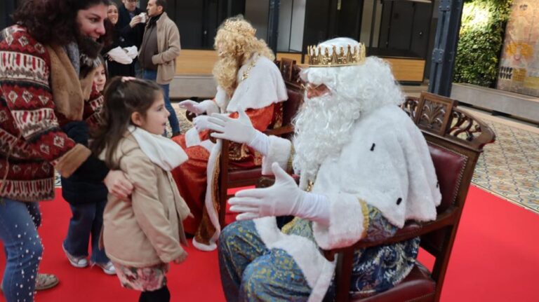 Largas colas para entregar las cartas a los Reyes Magos en Tomelloso, que también han visitado el Hospital
