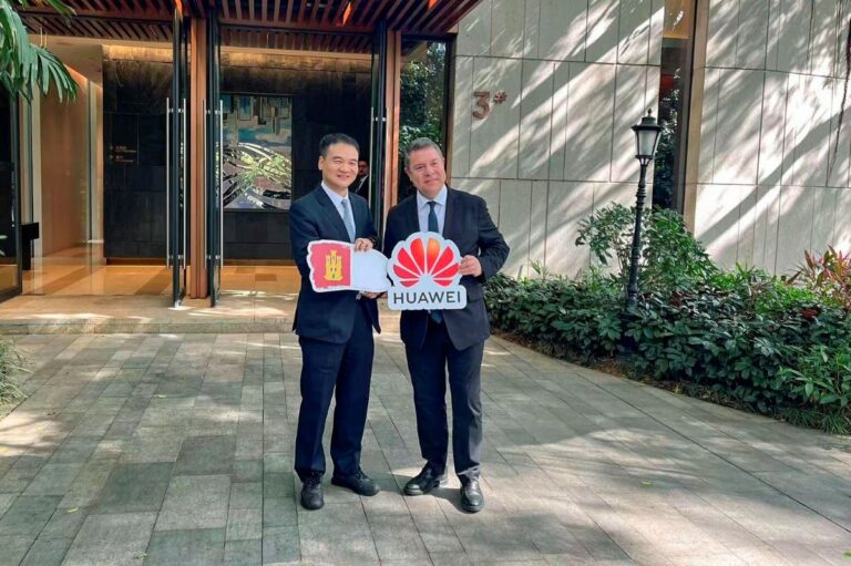Page muestra confianza en poder concretar inversiones de Huawei «a medio plazo» en Castilla-La Mancha