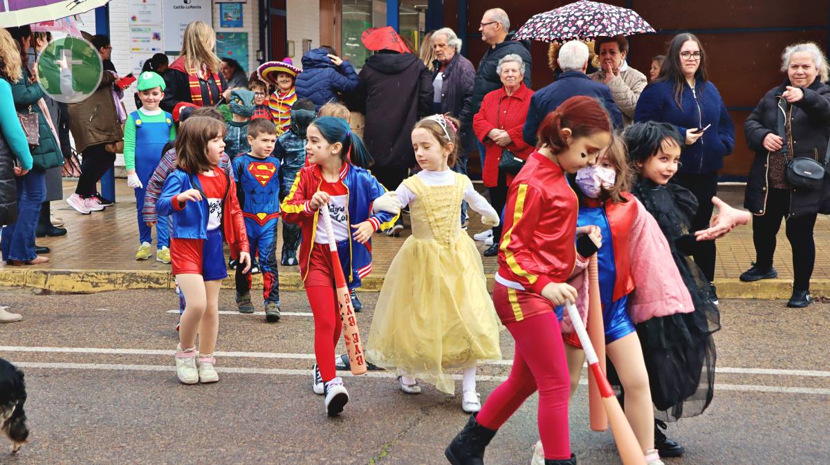 El CEIP Félix Grande de Tomelloso celebra su Carnaval educativo con un colorido desfile