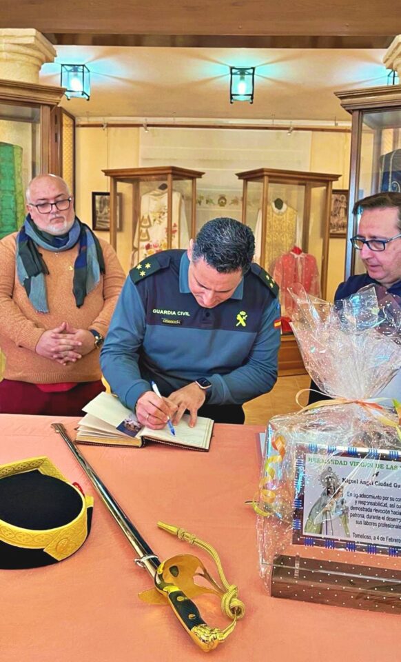 El recientemente nombrado capitán de la Guardia Civil, Miguel Ángel Ciudad, hace un bonito donativo a la Virgen de las Viñas