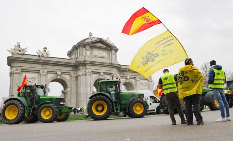 Agricultores empiezan a retirarse de Madrid en protesta «histórica» tras movilizar a 1.500 tractores