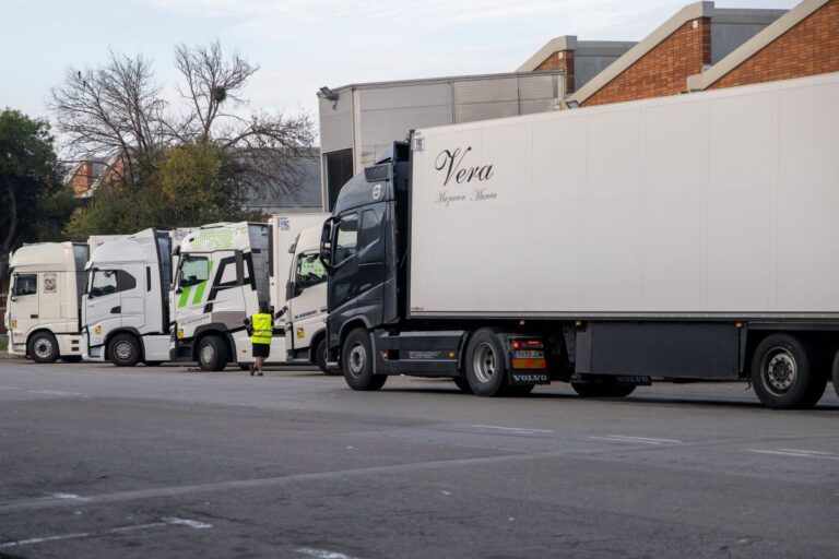 El Gobierno acuerda con los transportistas garantizar la circulación de camiones pese a las protestas