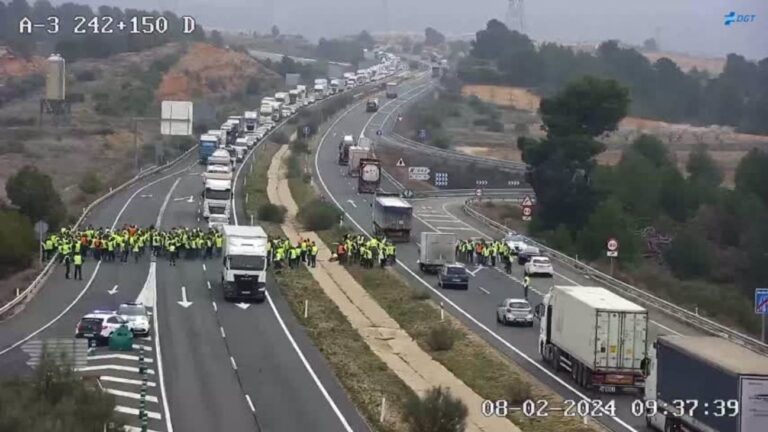 Las tractoradas continúan este martes y afectan al tráfico en la A-3 en Belinchón