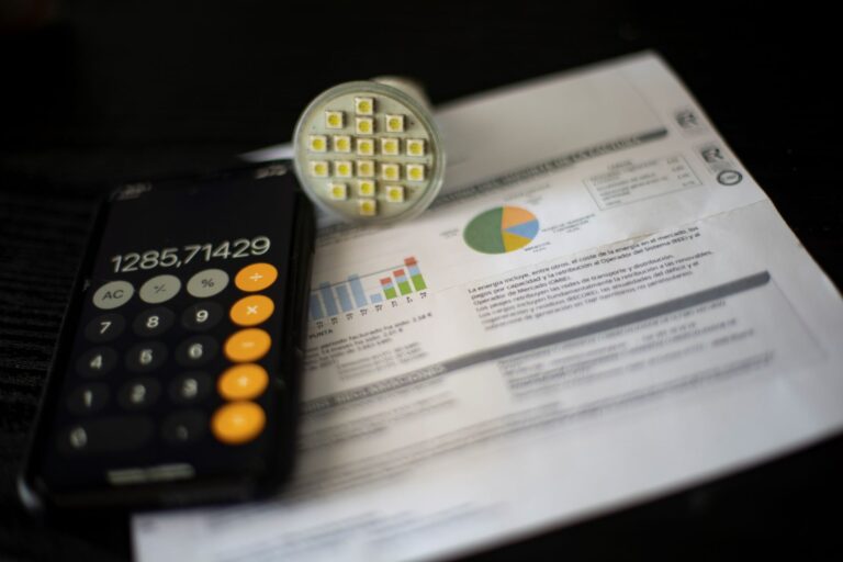 La OCU avisa: la factura de la luz será un 7 % más cara en octubre