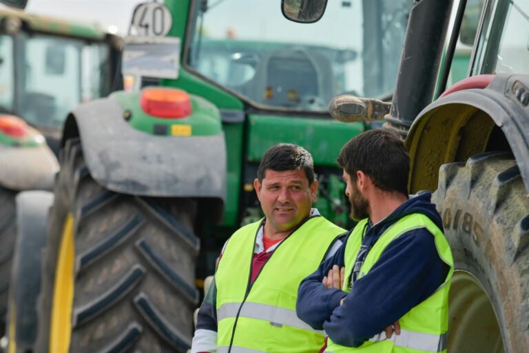 Los agricultores mantienen sus protestas este lunes y cortan tres autovías en Castilla-La Mancha
