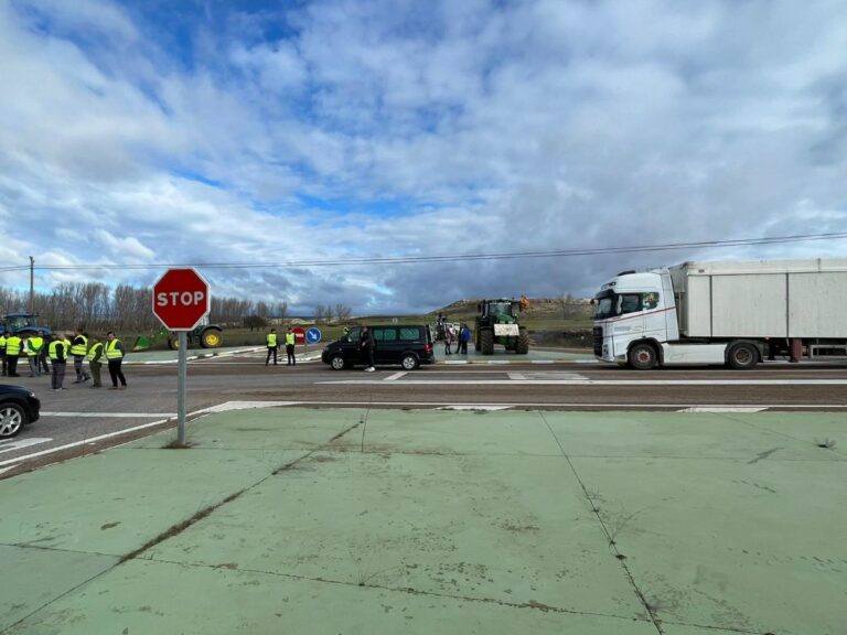 Las protestas de los agricultores cortan la A-3 en Tarancón y condicionan el tráfico en otros puntos de Cuenca