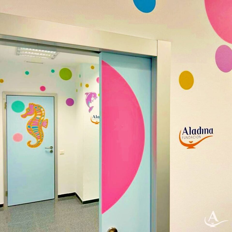 La Fundación Aladina transforma la sala pediátrica de urgencias del Hospital de Tomelloso en un viaje submarino